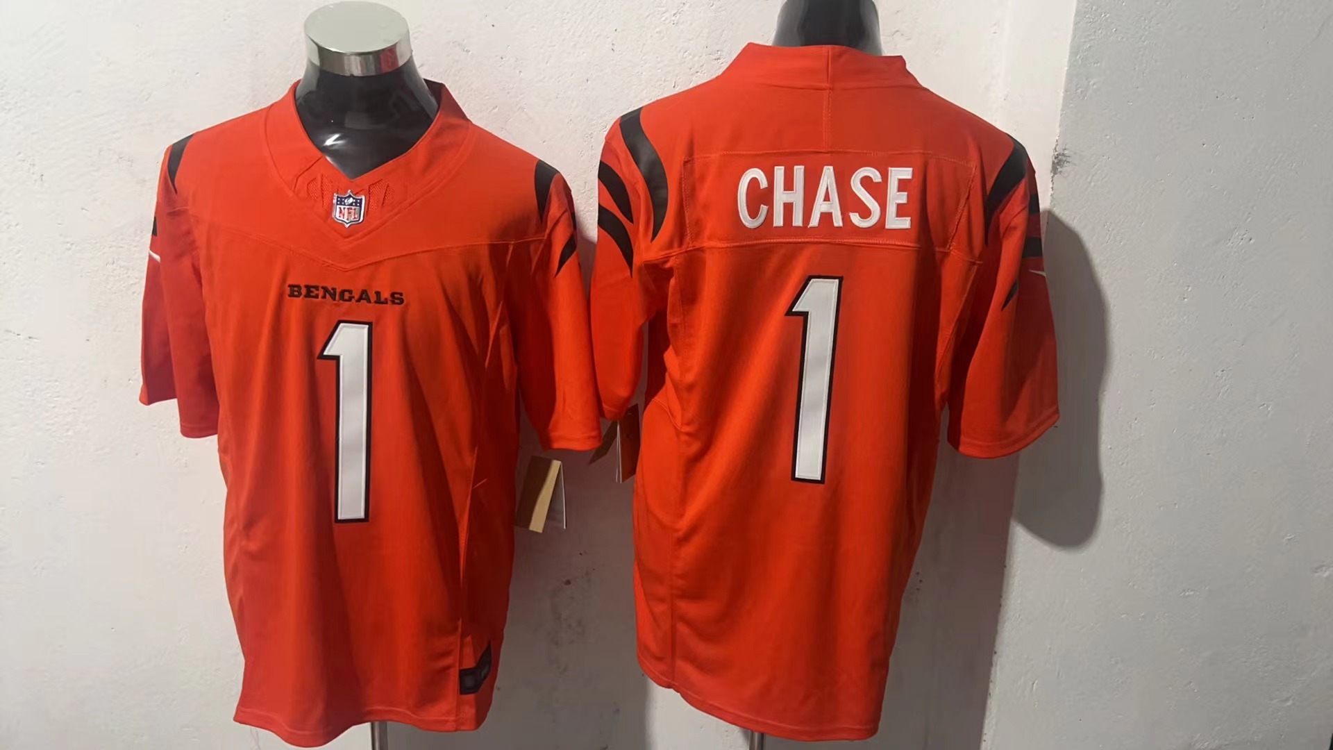 Ja’Marr Chase #1 Cincinnati Bengals Orange Alternate Jersey — supplier front and back