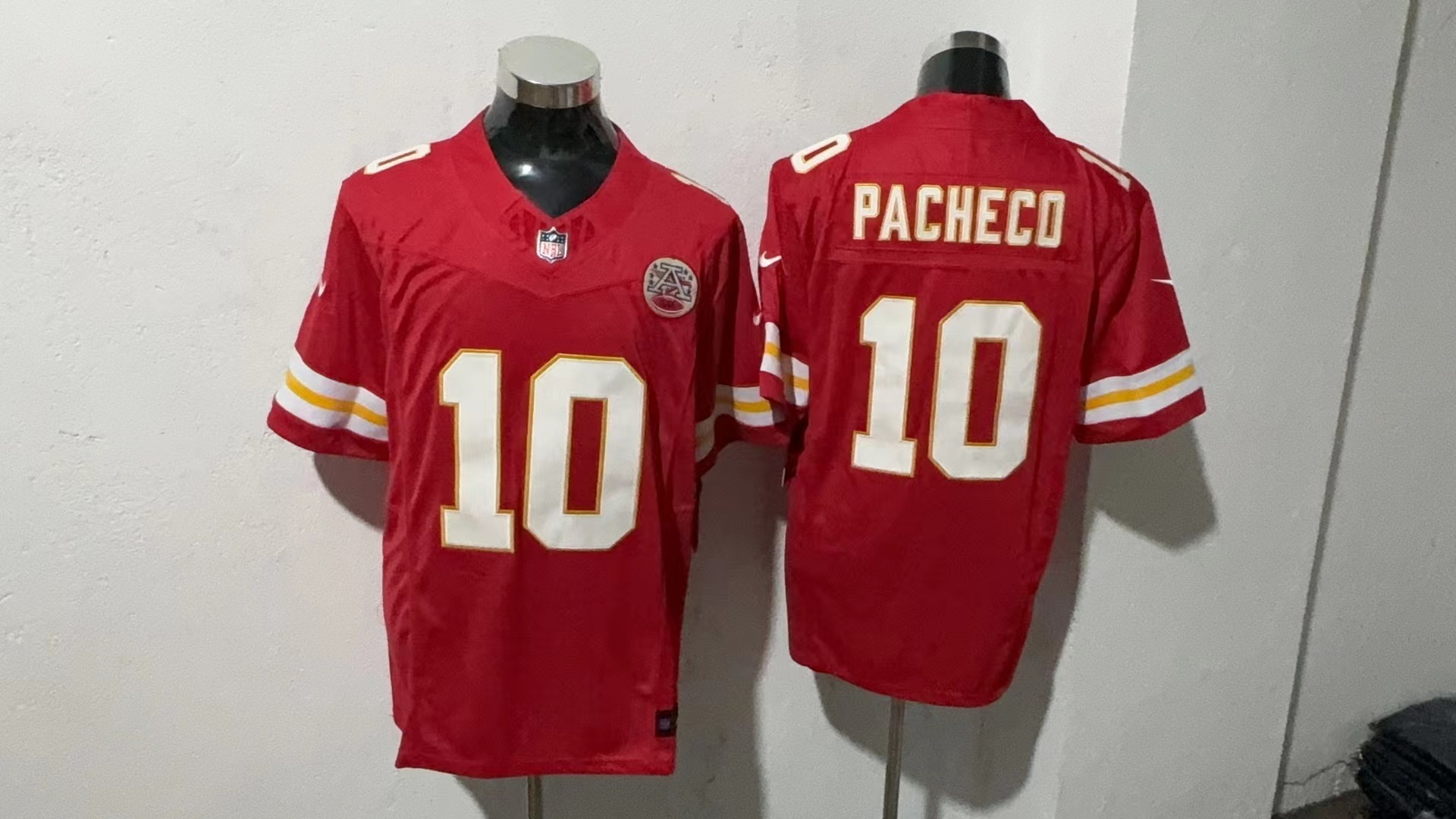 Isiah Pacheco #10 Kansas City Chiefs Red Home Jersey — supplier front and back